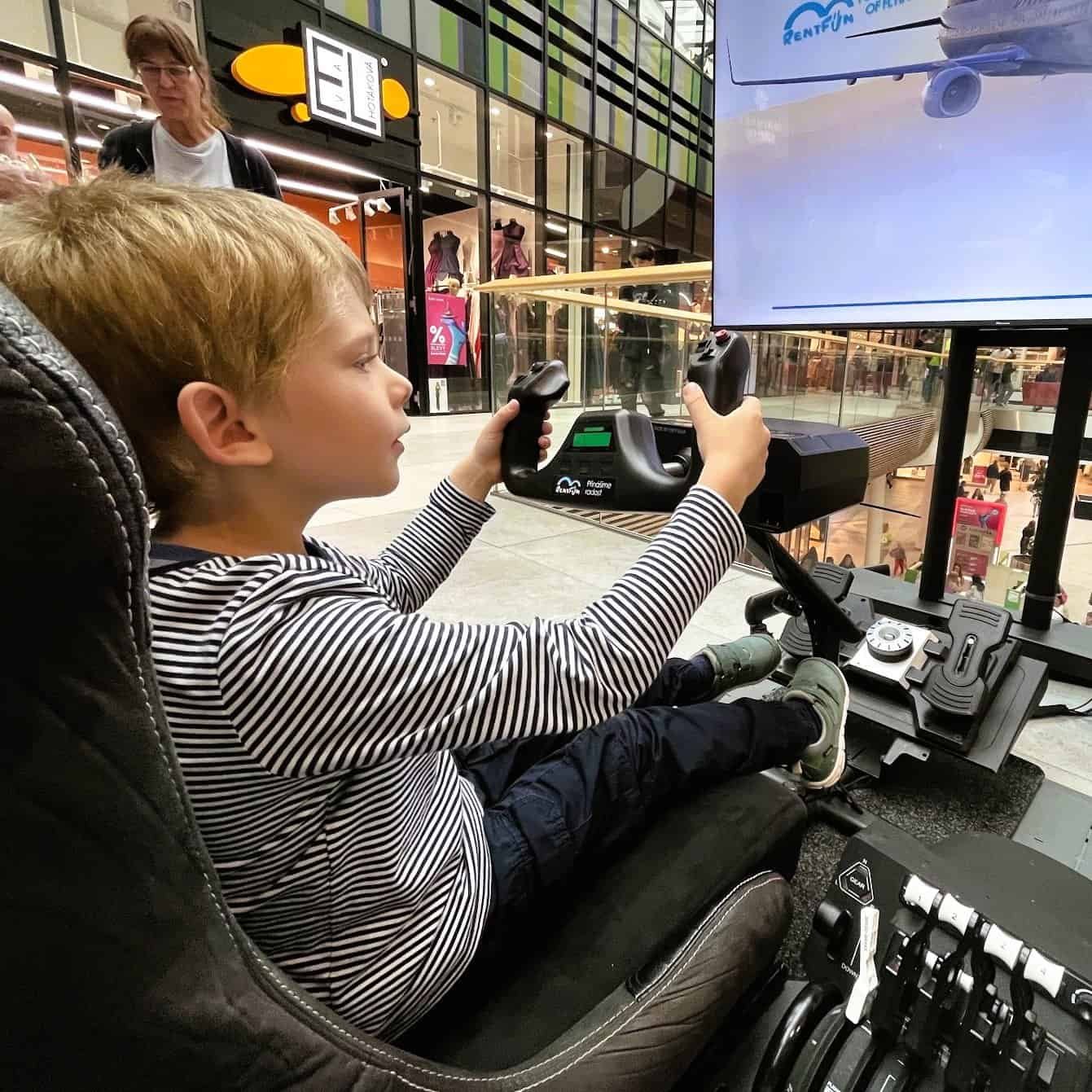 Rental Flight Simulator in Vienna Austria with delivery. Rental flight simulators of Boeing for birthday with support in European Union